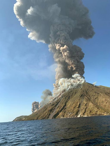 Stromboli: il faro del mediterraneo/the lighthouse of the Mediterranean